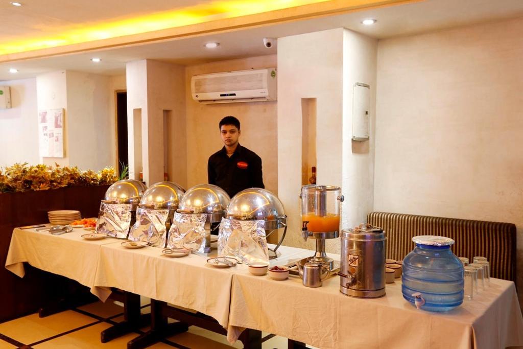 Airport La Sapphire Hotel & Restaurant New Delhi Bagian luar foto