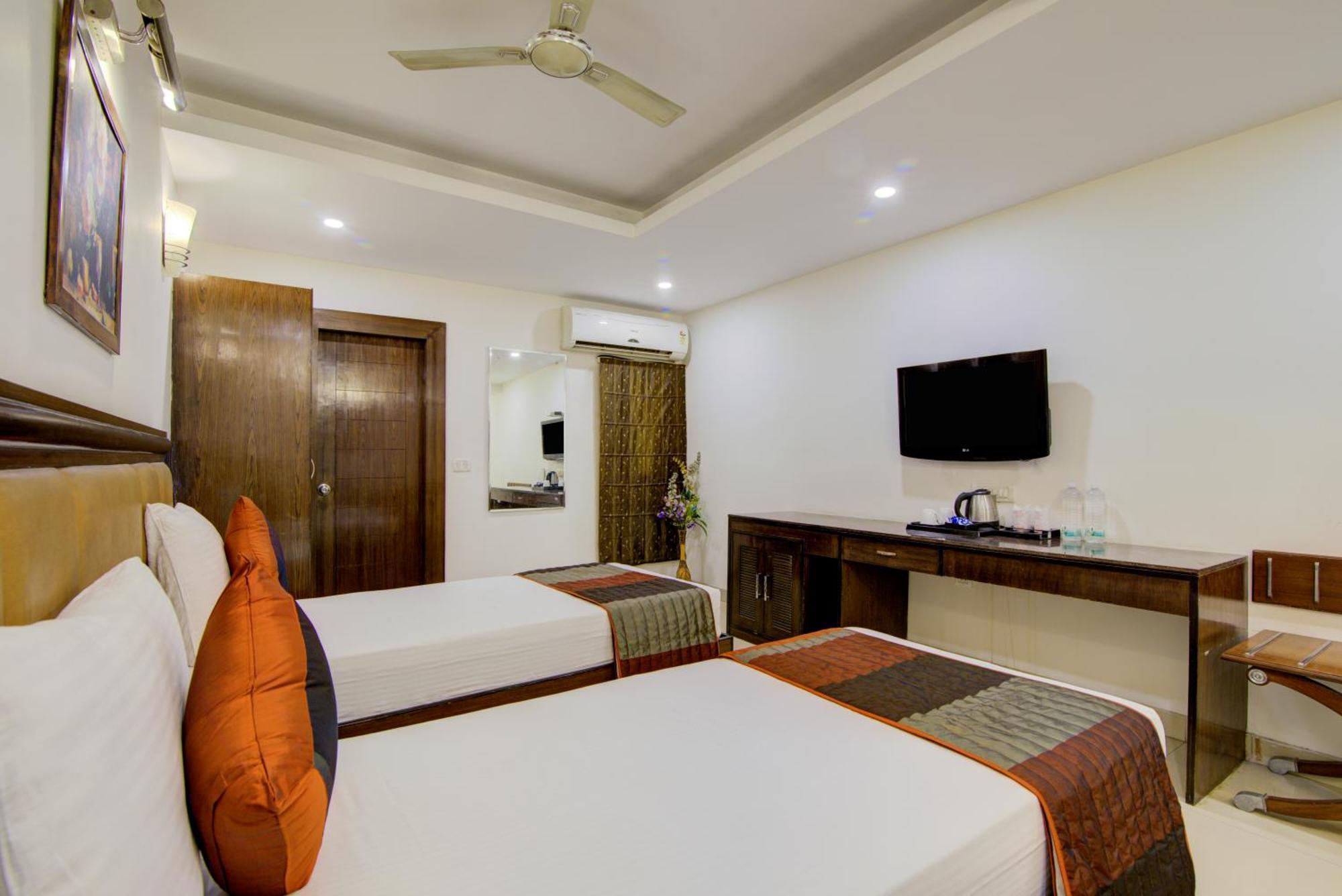 Airport La Sapphire Hotel & Restaurant New Delhi Bagian luar foto
