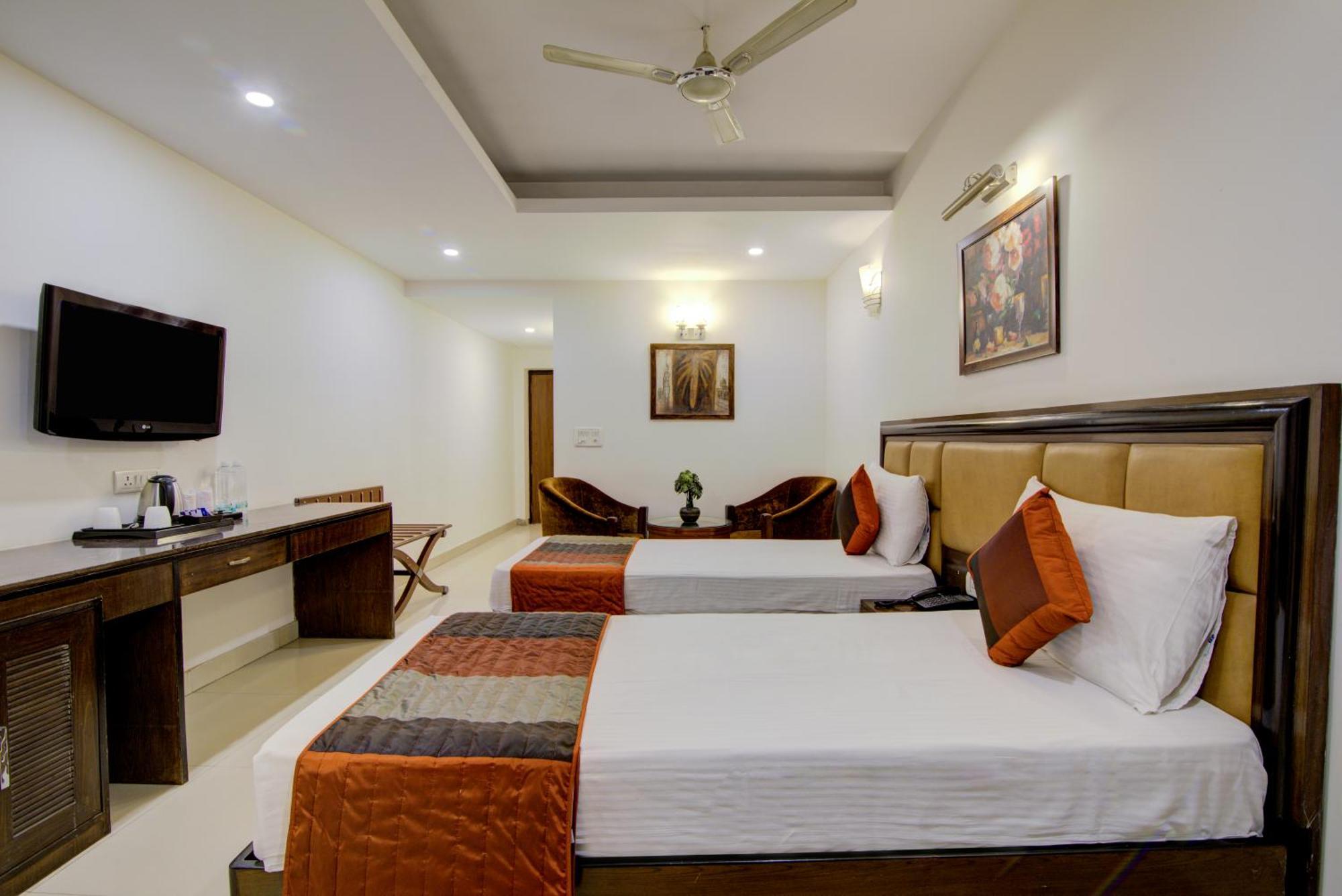 Airport La Sapphire Hotel & Restaurant New Delhi Bagian luar foto