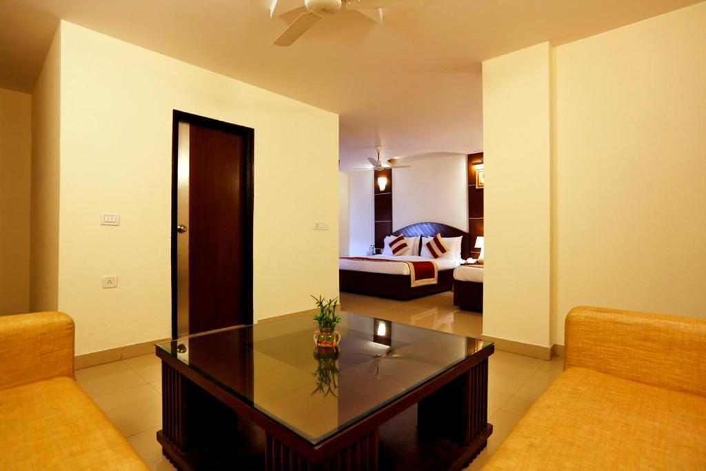 Airport La Sapphire Hotel & Restaurant New Delhi Bagian luar foto