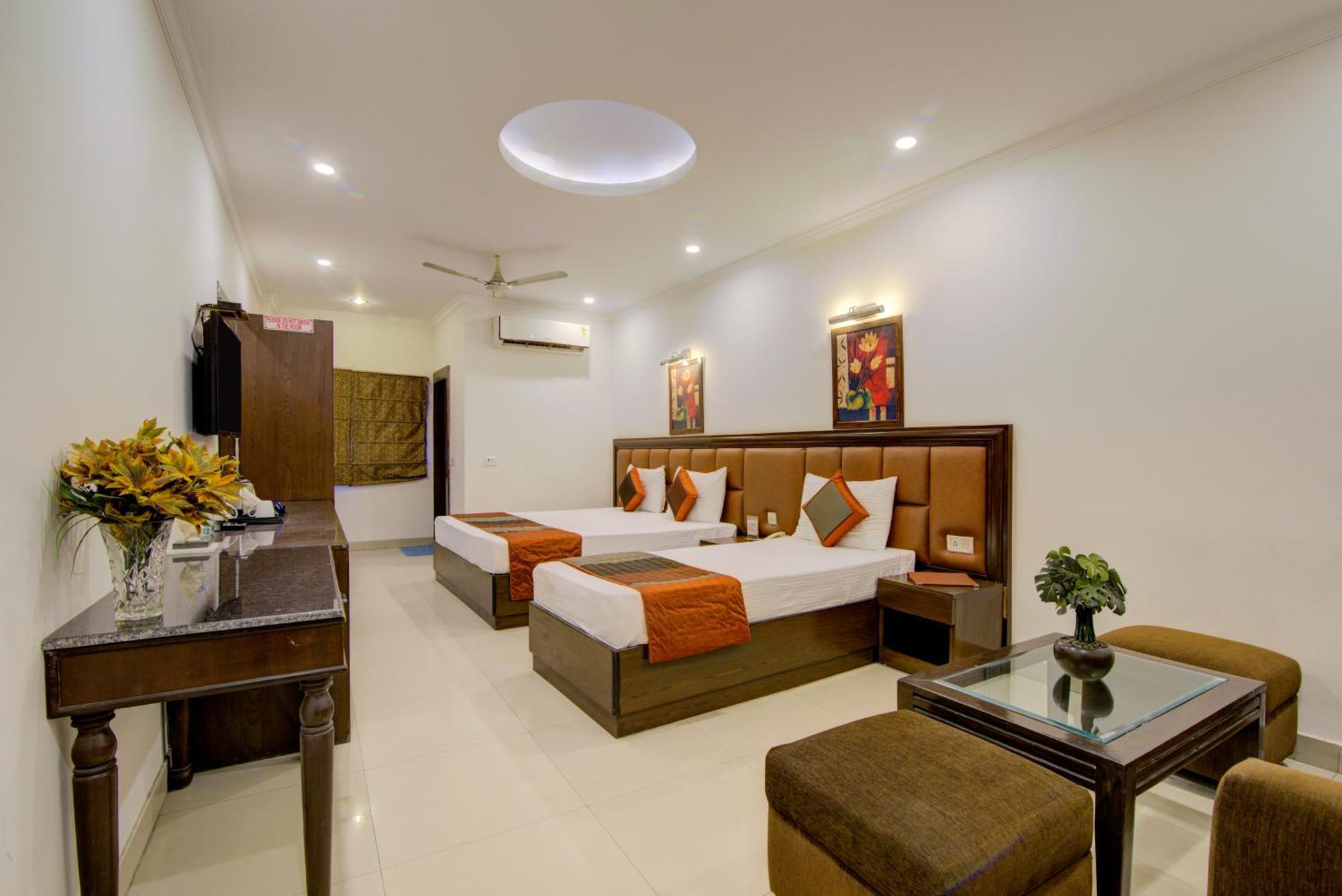 Airport La Sapphire Hotel & Restaurant New Delhi Bagian luar foto