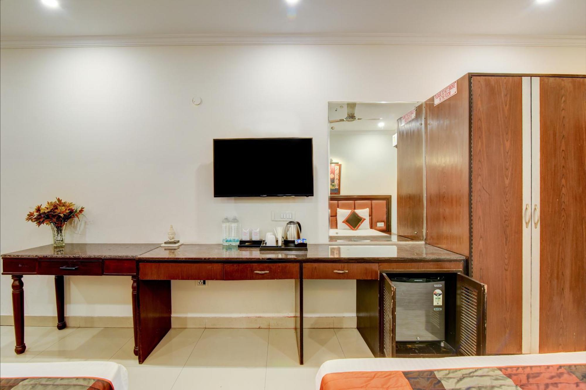 Airport La Sapphire Hotel & Restaurant New Delhi Bagian luar foto