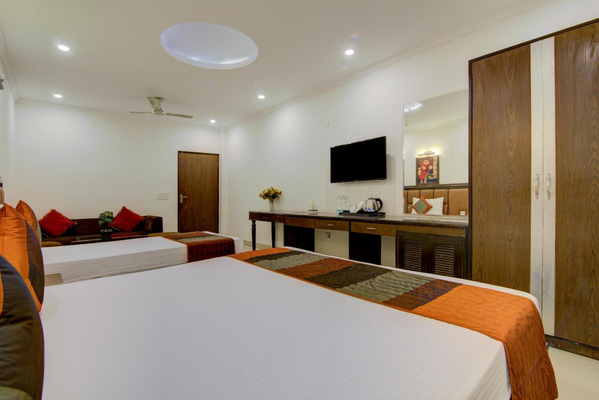 Airport La Sapphire Hotel & Restaurant New Delhi Bagian luar foto