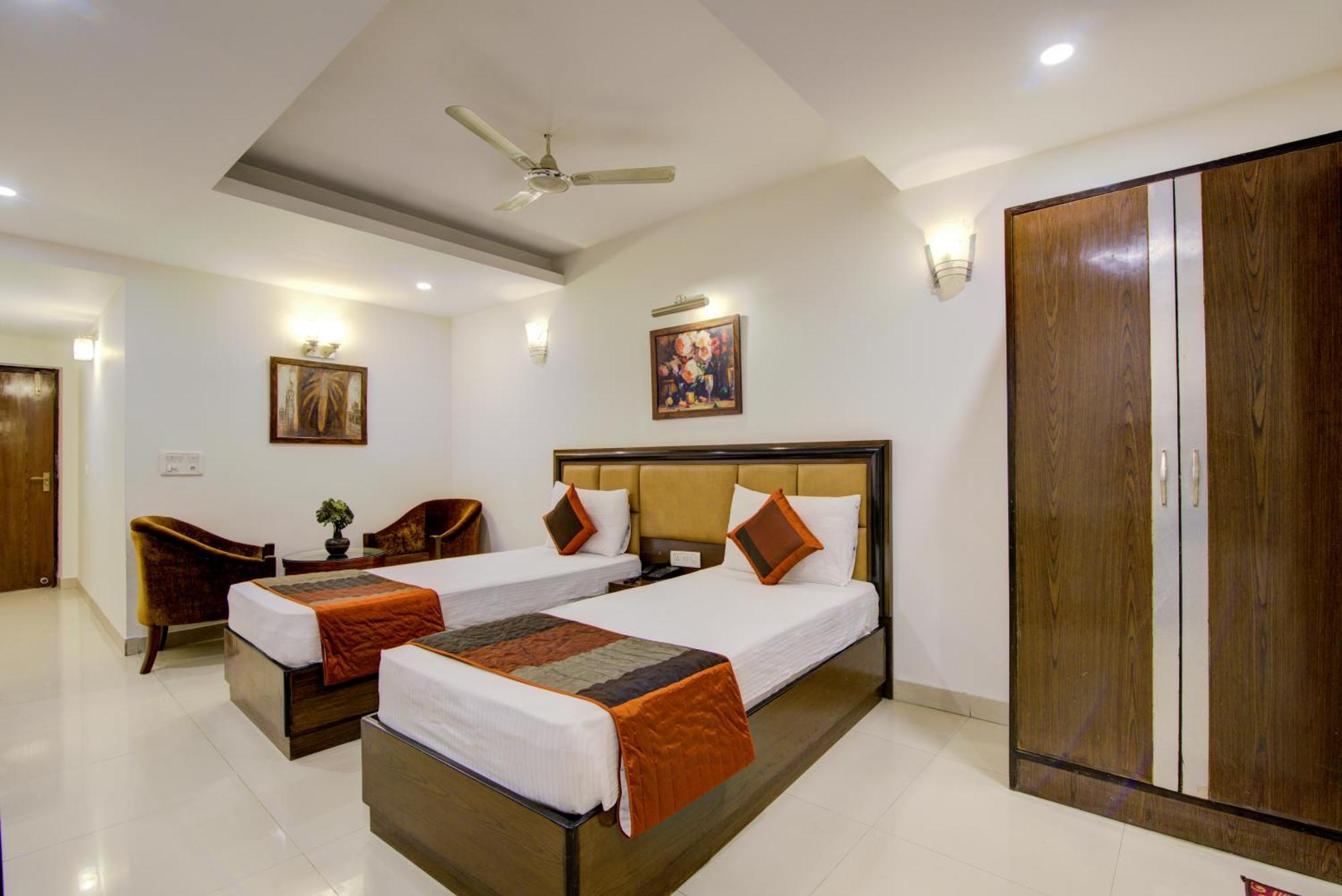 Airport La Sapphire Hotel & Restaurant New Delhi Bagian luar foto