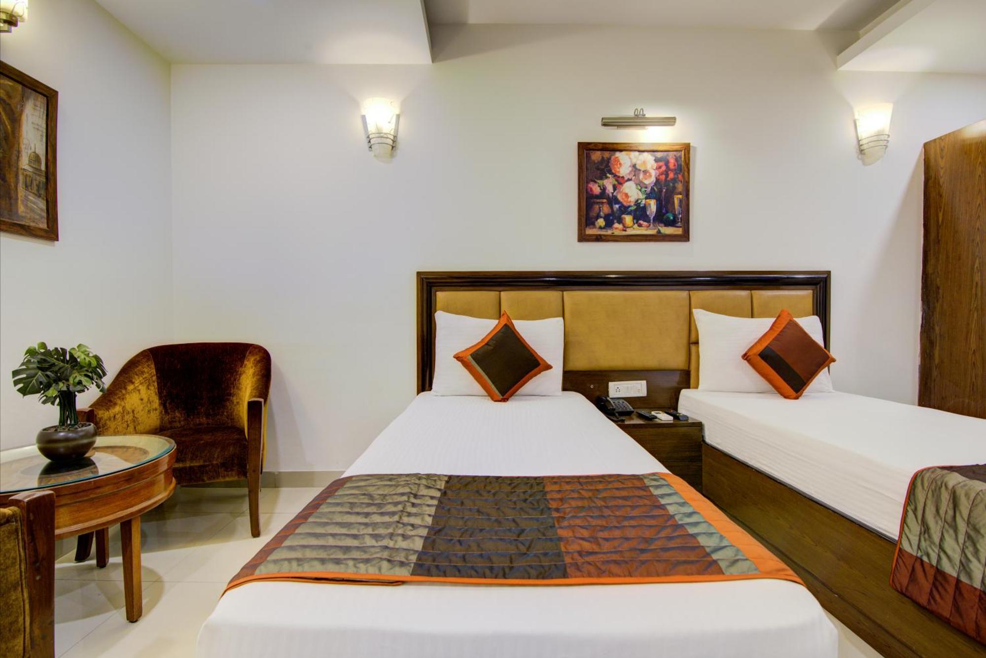Airport La Sapphire Hotel & Restaurant New Delhi Bagian luar foto
