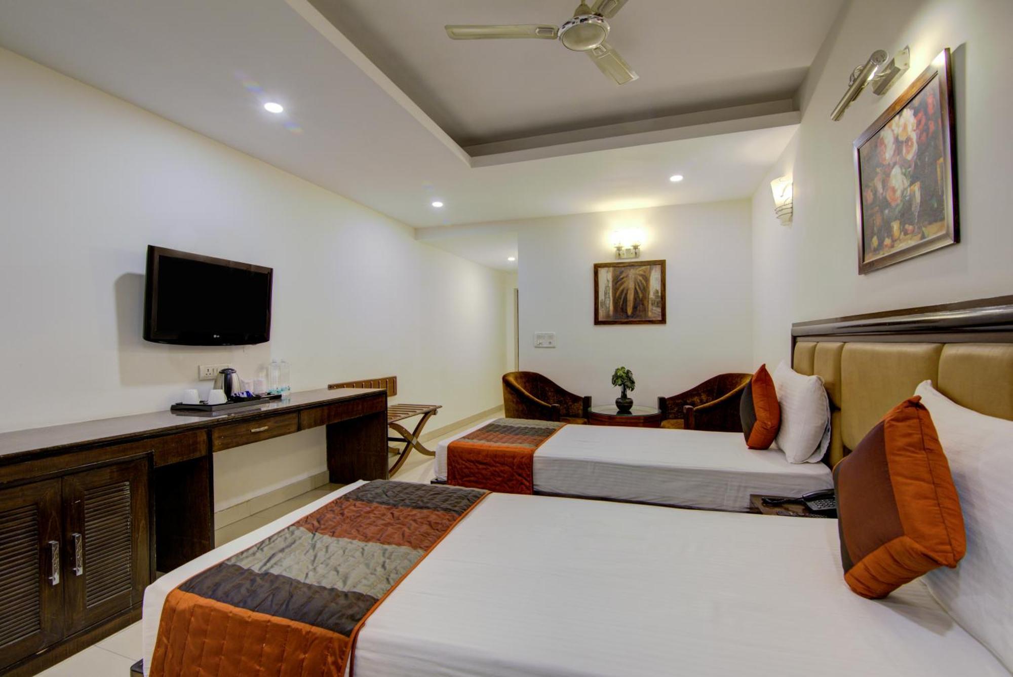 Airport La Sapphire Hotel & Restaurant New Delhi Bagian luar foto