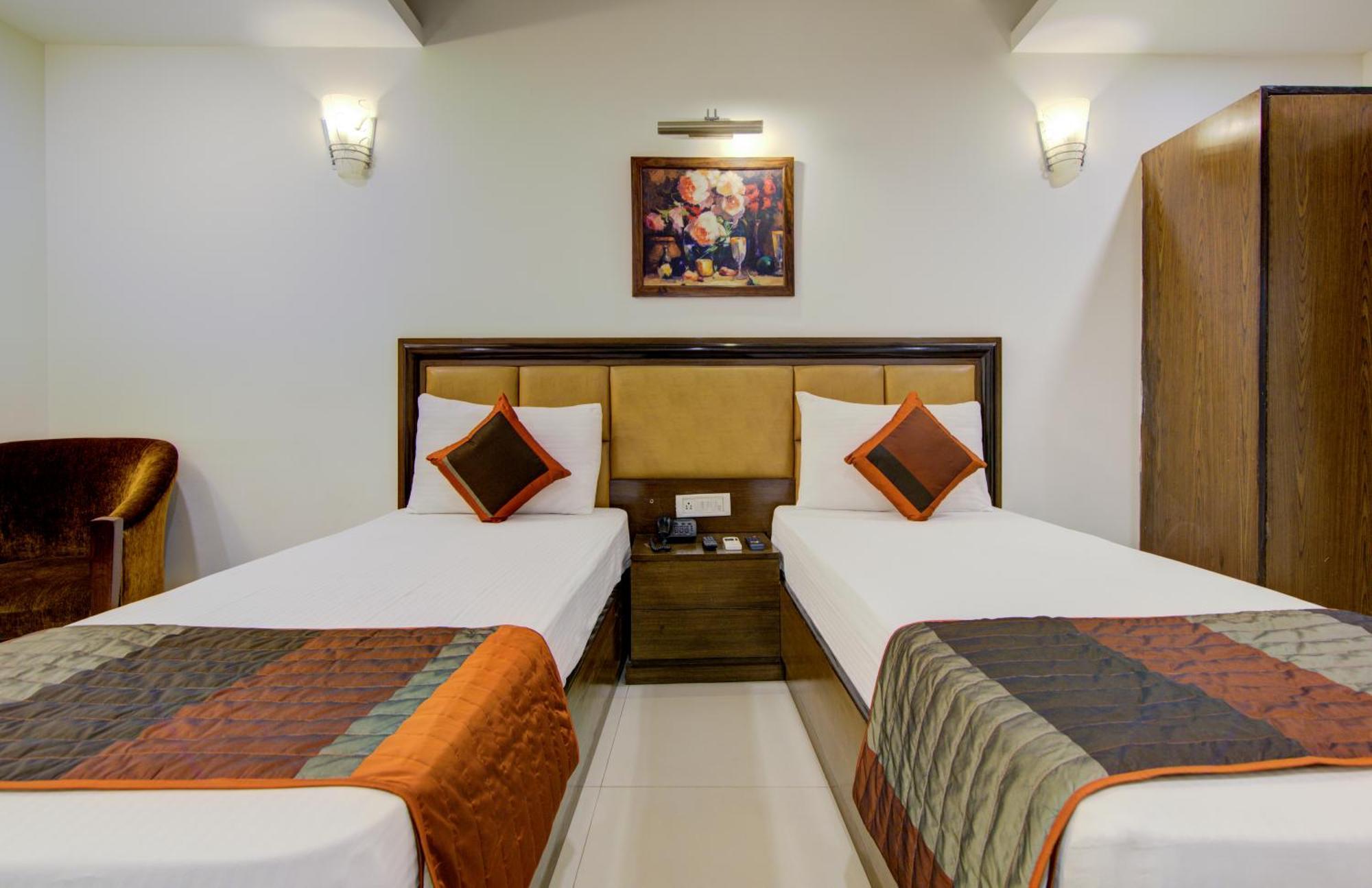Airport La Sapphire Hotel & Restaurant New Delhi Bagian luar foto